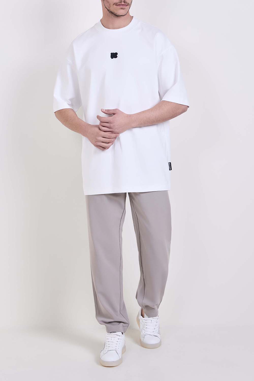 תמונת כל הלוק של חולצת טי אוברסייז